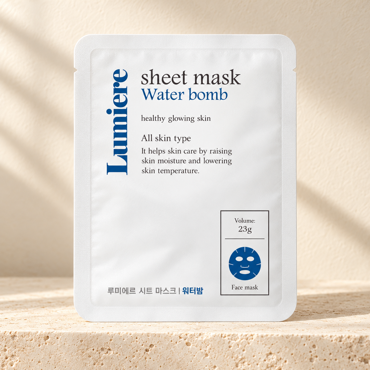 温かみのあるクリーム色の背景にLumiere Water Bomb Sheet Mask 10枚入りを配置したAIによる演出画像