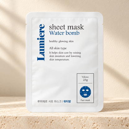 温かみのあるクリーム色の背景にLumiere Water Bomb Sheet Mask 10枚入りを配置したAIによる演出画像